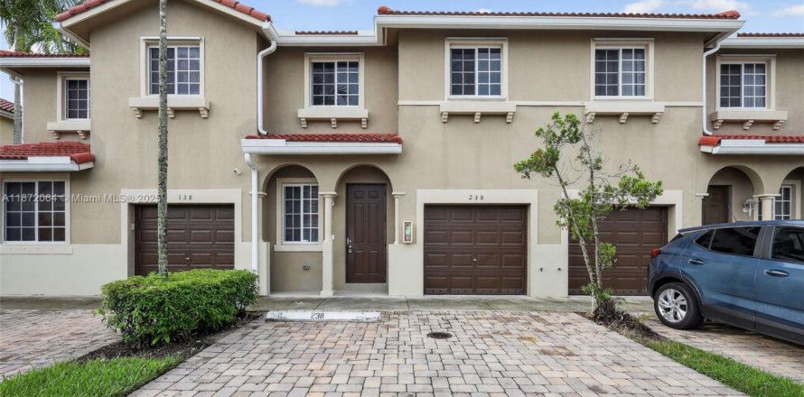 House in Miami Gardens, Florida 3 bedrooms, 159.42 sq.m. № 1897717
