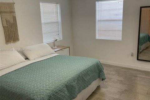 House in Miami, Florida 4 bedrooms, 144.56 sq.m. № 2010338 - photo 13