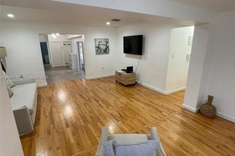 House in Miami, Florida 4 bedrooms, 144.56 sq.m. № 2010338 - photo 3