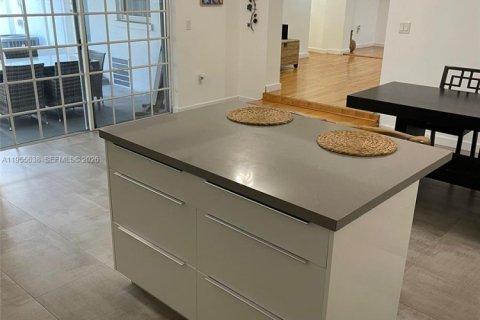 House in Miami, Florida 4 bedrooms, 144.56 sq.m. № 2010338 - photo 10