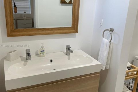 House in Miami, Florida 4 bedrooms, 144.56 sq.m. № 2010338 - photo 15