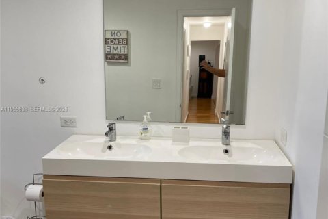 House in Miami, Florida 4 bedrooms, 144.56 sq.m. № 2010338 - photo 22