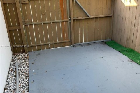 House in Miami, Florida 4 bedrooms, 144.56 sq.m. № 2010338 - photo 27