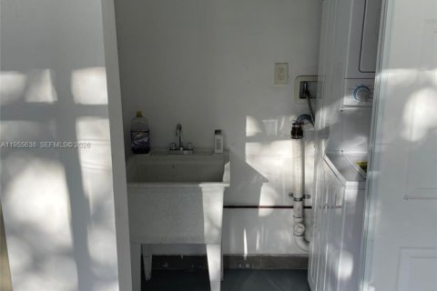 House in Miami, Florida 4 bedrooms, 144.56 sq.m. № 2010338 - photo 26