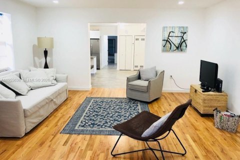 House in Miami, Florida 4 bedrooms, 144.56 sq.m. № 2010338 - photo 2