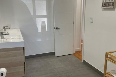 House in Miami, Florida 4 bedrooms, 144.56 sq.m. № 2010338 - photo 21