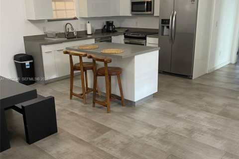 House in Miami, Florida 4 bedrooms, 144.56 sq.m. № 2010338 - photo 7