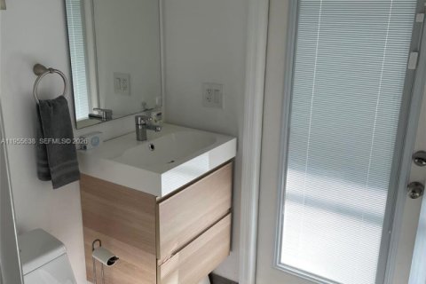 House in Miami, Florida 4 bedrooms, 144.56 sq.m. № 2010338 - photo 11