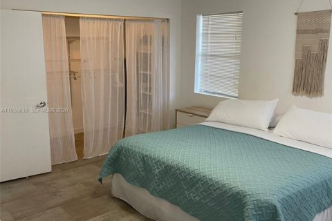 House in Miami, Florida 4 bedrooms, 144.56 sq.m. № 2010338 - photo 12