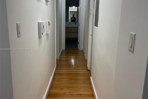 House in Miami, Florida 4 bedrooms, 144.56 sq.m. № 2010338 - photo 16