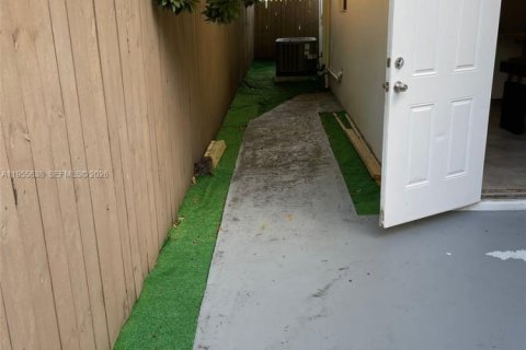 House in Miami, Florida 4 bedrooms, 144.56 sq.m. № 2010338 - photo 25