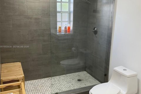 House in Miami, Florida 4 bedrooms, 144.56 sq.m. № 2010338 - photo 23