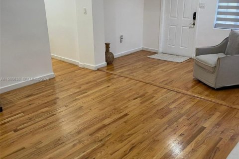 House in Miami, Florida 4 bedrooms, 144.56 sq.m. № 2010338 - photo 4