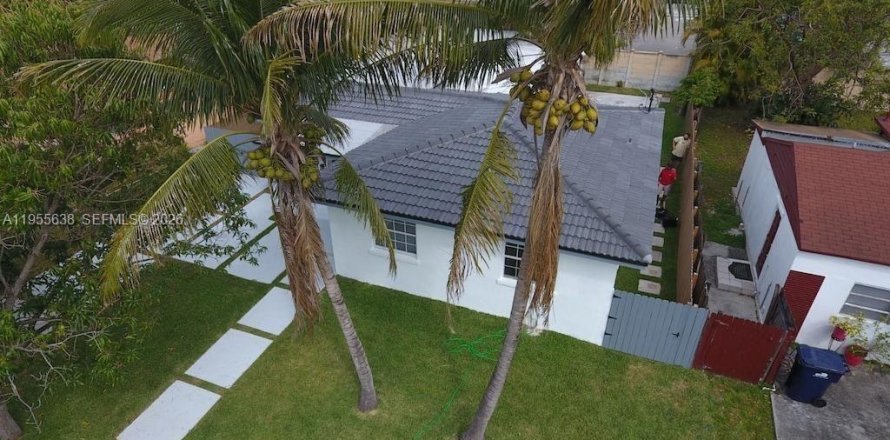 House in Miami, Florida 4 bedrooms, 144.56 sq.m. № 2010338