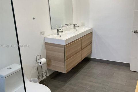 House in Miami, Florida 4 bedrooms, 144.56 sq.m. № 2010338 - photo 20