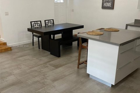 House in Miami, Florida 4 bedrooms, 144.56 sq.m. № 2010338 - photo 8