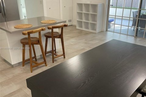 House in Miami, Florida 4 bedrooms, 144.56 sq.m. № 2010338 - photo 9