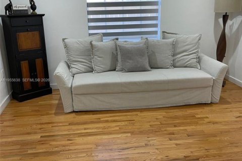 House in Miami, Florida 4 bedrooms, 144.56 sq.m. № 2010338 - photo 5