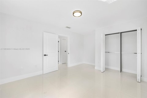 Casa en venta en Miami, Florida, 3 dormitorios, 139.35 m2 № 1893045 - foto 17