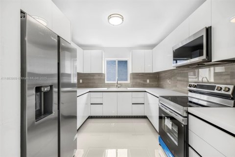 Casa en venta en Miami, Florida, 3 dormitorios, 139.35 m2 № 1893045 - foto 4