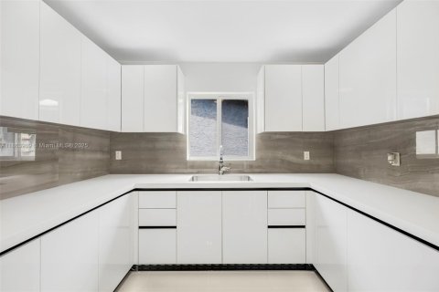 Casa en venta en Miami, Florida, 3 dormitorios, 139.35 m2 № 1893045 - foto 3