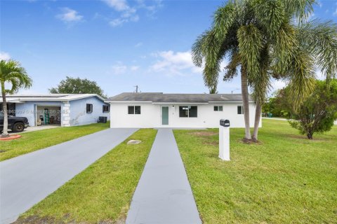 Casa en venta en Miami, Florida, 3 dormitorios, 139.35 m2 № 1893045 - foto 2