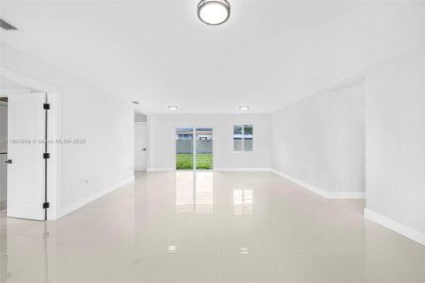 Casa en venta en Miami, Florida, 3 dormitorios, 139.35 m2 № 1893045 - foto 8