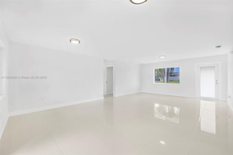 Casa en venta en Miami, Florida, 3 dormitorios, 139.35 m2 № 1893045 - foto 13