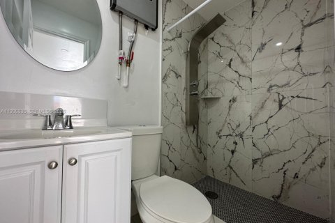 Propiedad comercial en alquiler en Miami, Florida, 138.42 m2 № 2058499 - foto 5