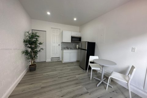 Propiedad comercial en alquiler en Miami, Florida, 138.42 m2 № 2058499 - foto 3