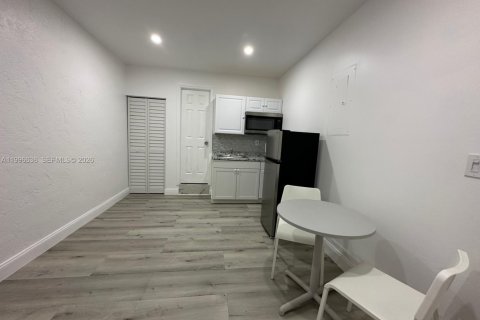 Propiedad comercial en alquiler en Miami, Florida, 138.42 m2 № 2058499 - foto 2