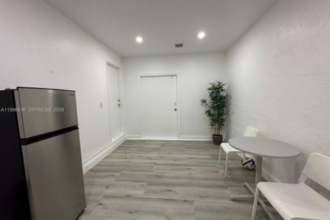 Propiedad comercial en alquiler en Miami, Florida, 138.42 m2 № 2058499 - foto 4