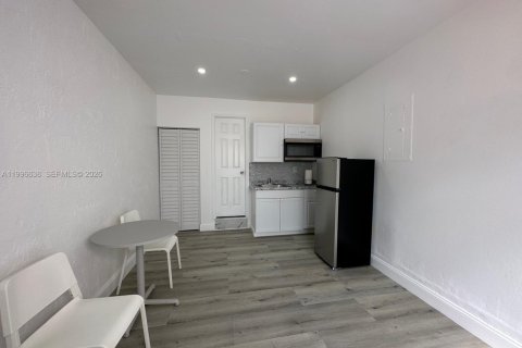 Propiedad comercial en Miami, Florida 138.42 m2 № 2058499