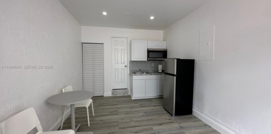 Propiedad comercial en Miami, Florida 138.42 m2 № 2058499