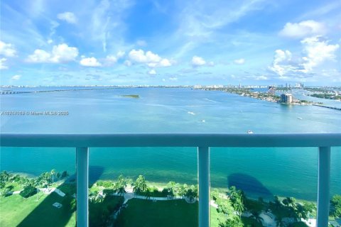 Condo in Miami, Florida, 2 bedrooms  № 1863821 - photo 1