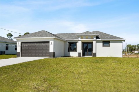 House in Lehigh Acres, Florida 3 bedrooms № 1941498 - photo 1