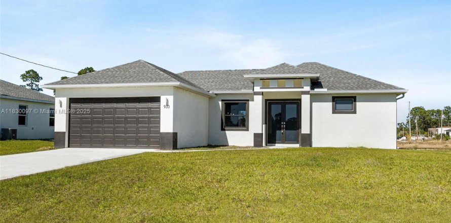House in Lehigh Acres, Florida 3 bedrooms № 1941498
