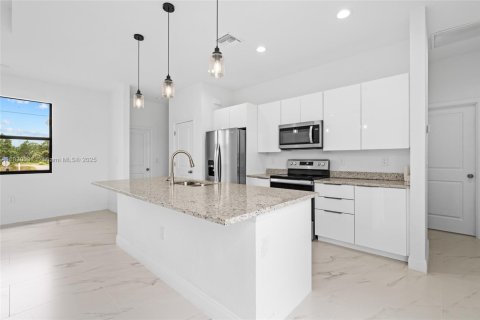 House in Lehigh Acres, Florida 3 bedrooms № 1941498 - photo 14