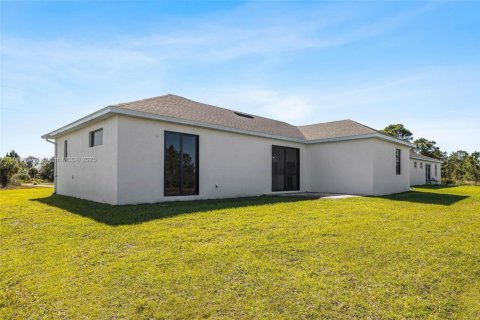 House in Lehigh Acres, Florida 3 bedrooms № 1941498 - photo 7