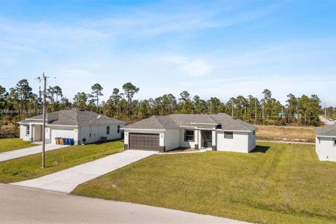 House in Lehigh Acres, Florida 3 bedrooms № 1941498 - photo 4