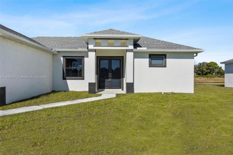 House in Lehigh Acres, Florida 3 bedrooms № 1941498 - photo 3