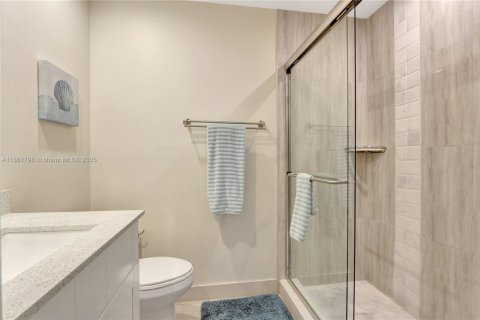 Casa en venta en Miami, Florida, 5 dormitorios, 231.05 m2 № 1889882 - foto 30
