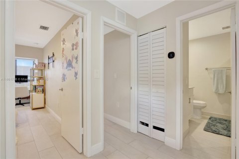 Casa en venta en Miami, Florida, 5 dormitorios, 231.05 m2 № 1889882 - foto 25