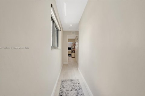 Casa en venta en Miami, Florida, 5 dormitorios, 231.05 m2 № 1889882 - foto 24