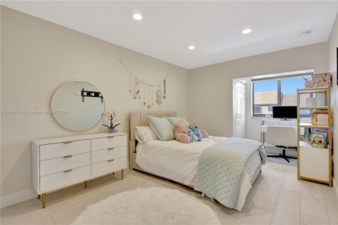 Casa en venta en Miami, Florida, 5 dormitorios, 231.05 m2 № 1889882 - foto 26
