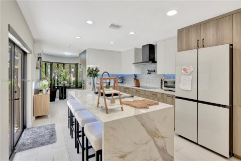 Casa en venta en Miami, Florida, 5 dormitorios, 231.05 m2 № 1889882 - foto 11