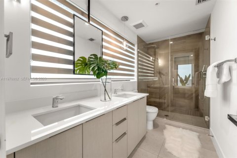 Townhouse in Miami, Florida 3 bedrooms, 203.08 sq.m. № 2041965 - photo 18