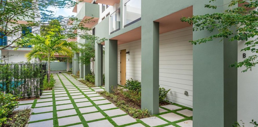 Townhouse in Miami, Florida 3 bedrooms, 203.08 sq.m. № 2041965