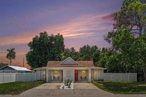 Commercial property in Bradenton, Florida 4 bedrooms, 137.87 sq.m. № 2355610