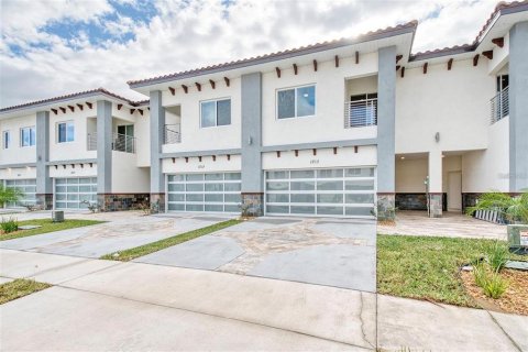 Townhouse in Davenport, Florida 4 bedrooms, 206.61 sq.m. № 2113818 - photo 2